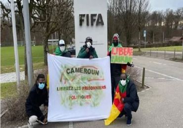 "How many people Paul Biya go kill?" : Des Camerounais au siège de la FIFA pour exiger la libération des prisonniers politiques du régime